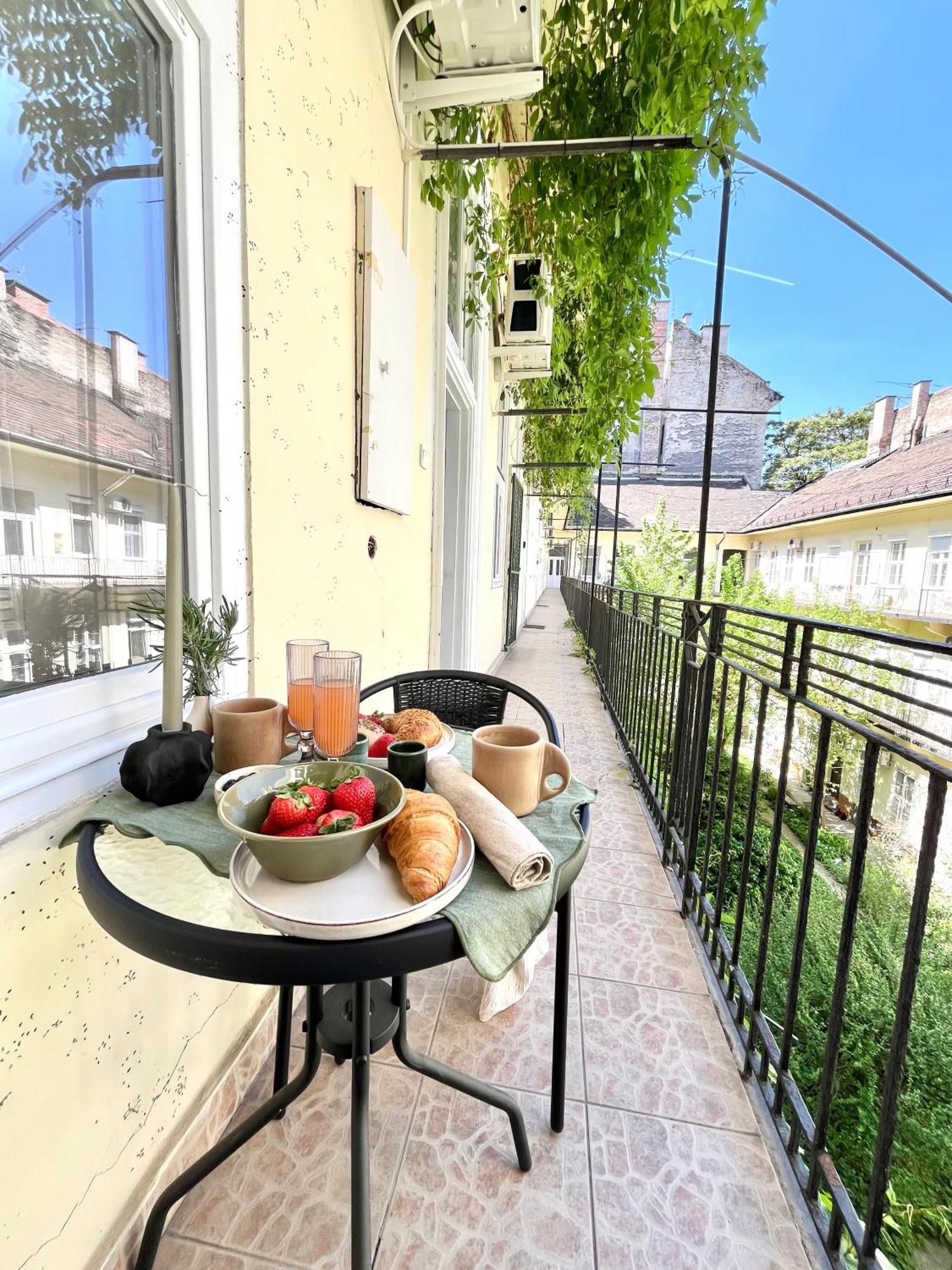 Oasis Apartment On The Broadway With Ac Budapeste Exterior foto